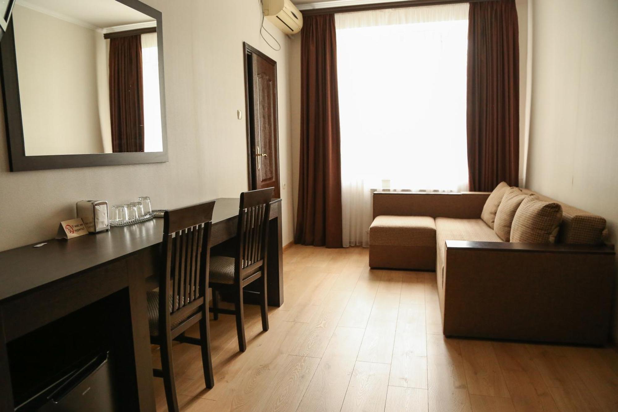 Hotel Koral 체르니우치 외부 사진